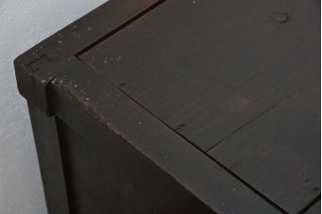 アンティーク家具　古民具・骨董 縦桟引き戸の背の低い薄型収納箪笥(水屋箪笥、ローボード、テレビ台、キャビネット、収納棚)