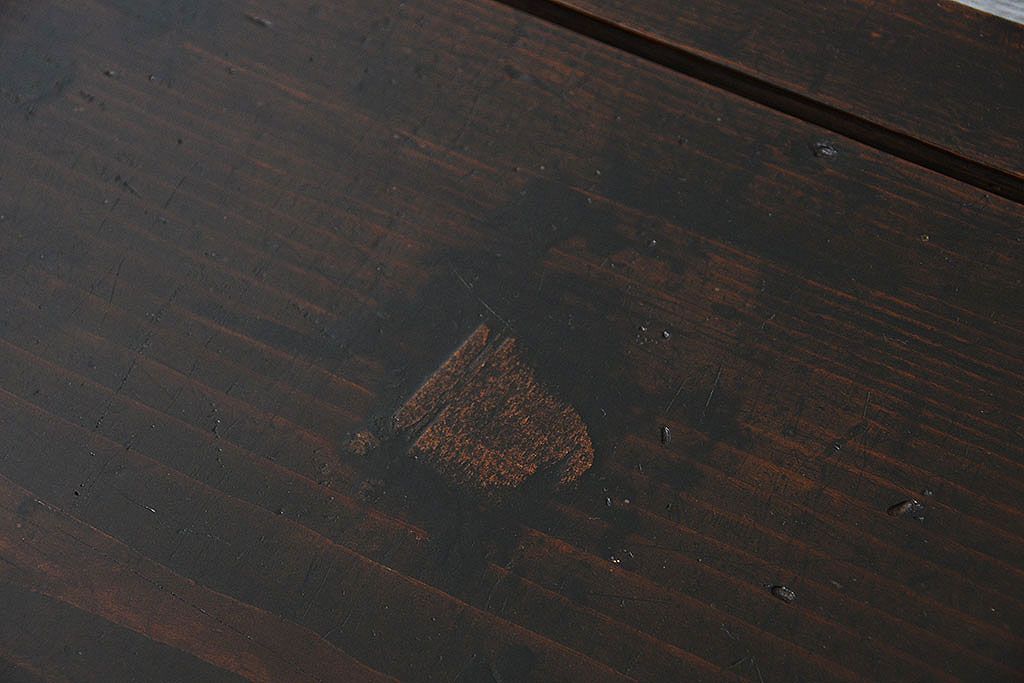 アンティーク家具　古民具・骨董 縦桟引き戸の背の低い薄型収納箪笥(水屋箪笥、ローボード、テレビ台、キャビネット、収納棚)