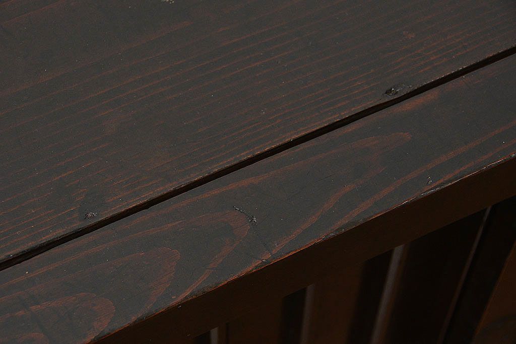 アンティーク家具　古民具・骨董 縦桟引き戸の背の低い薄型収納箪笥(水屋箪笥、ローボード、テレビ台、キャビネット、収納棚)