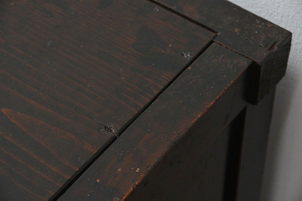 アンティーク家具　古民具・骨董 縦桟引き戸の背の低い薄型収納箪笥(水屋箪笥、ローボード、テレビ台、キャビネット、収納棚)