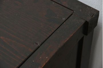 アンティーク家具　古民具・骨董 縦桟引き戸の背の低い薄型収納箪笥(水屋箪笥、ローボード、テレビ台、キャビネット、収納棚)