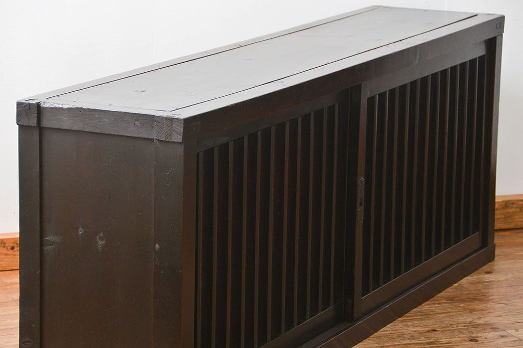 アンティーク家具　古民具・骨董 縦桟引き戸の背の低い薄型収納箪笥(水屋箪笥、ローボード、テレビ台、キャビネット、収納棚)