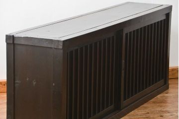 アンティーク家具　古民具・骨董 縦桟引き戸の背の低い薄型収納箪笥(水屋箪笥、ローボード、テレビ台、キャビネット、収納棚)