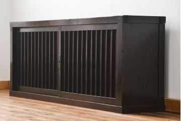 アンティーク家具　古民具・骨董 縦桟引き戸の背の低い薄型収納箪笥(水屋箪笥、ローボード、テレビ台、キャビネット、収納棚)