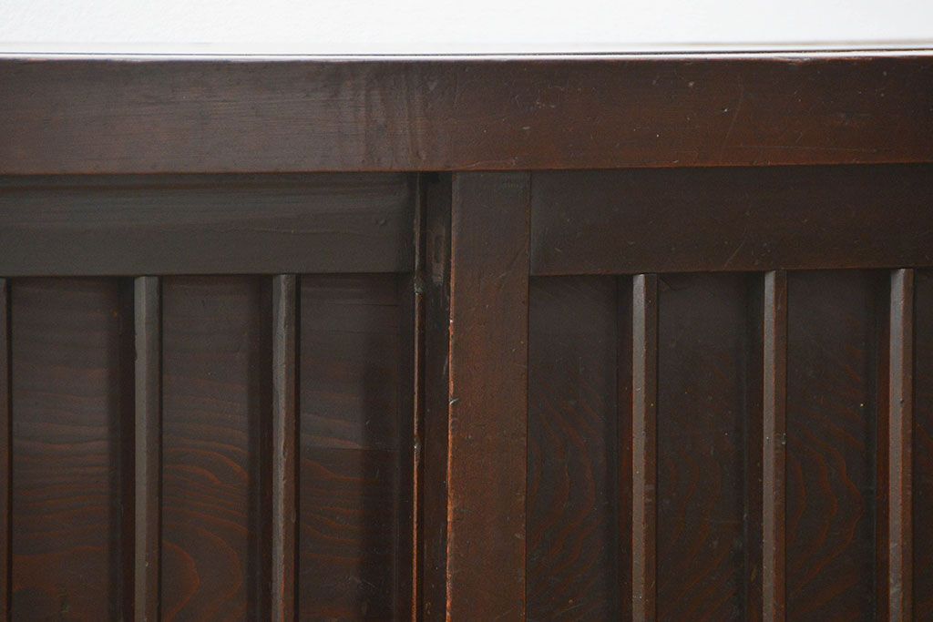 アンティーク家具　古民具・骨董 縦桟引き戸の背の低い薄型収納箪笥(水屋箪笥、ローボード、テレビ台、キャビネット、収納棚)