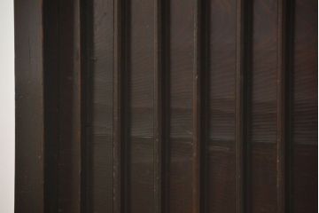 アンティーク家具　古民具・骨董 縦桟引き戸の背の低い薄型収納箪笥(水屋箪笥、ローボード、テレビ台、キャビネット、収納棚)