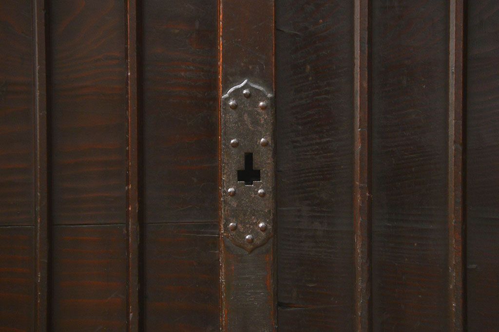 アンティーク家具　古民具・骨董 縦桟引き戸の背の低い薄型収納箪笥(水屋箪笥、ローボード、テレビ台、キャビネット、収納棚)