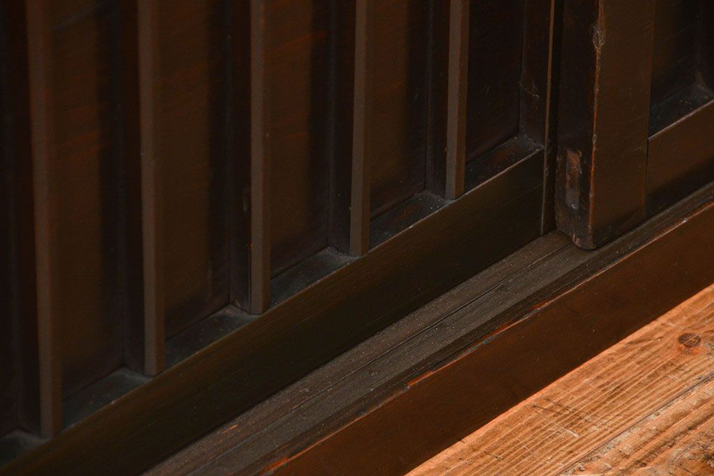 アンティーク家具　古民具・骨董 縦桟引き戸の背の低い薄型収納箪笥(水屋箪笥、ローボード、テレビ台、キャビネット、収納棚)