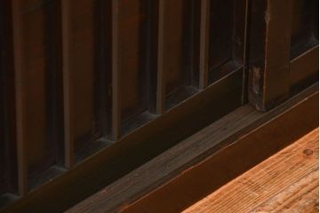 アンティーク家具　古民具・骨董 縦桟引き戸の背の低い薄型収納箪笥(水屋箪笥、ローボード、テレビ台、キャビネット、収納棚)