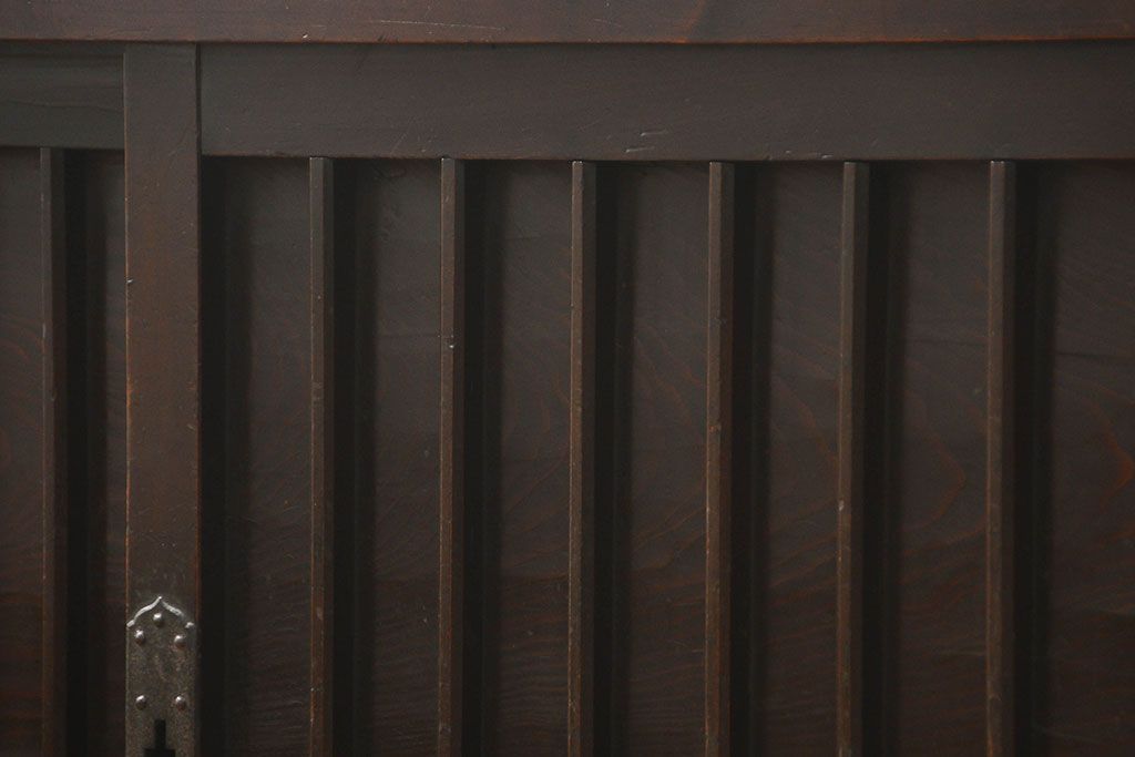 アンティーク家具　古民具・骨董 縦桟引き戸の背の低い薄型収納箪笥(水屋箪笥、ローボード、テレビ台、キャビネット、収納棚)