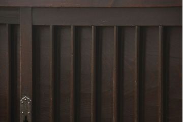 アンティーク家具　古民具・骨董 縦桟引き戸の背の低い薄型収納箪笥(水屋箪笥、ローボード、テレビ台、キャビネット、収納棚)