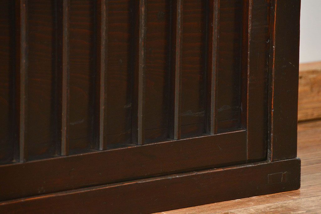 アンティーク家具　古民具・骨董 縦桟引き戸の背の低い薄型収納箪笥(水屋箪笥、ローボード、テレビ台、キャビネット、収納棚)