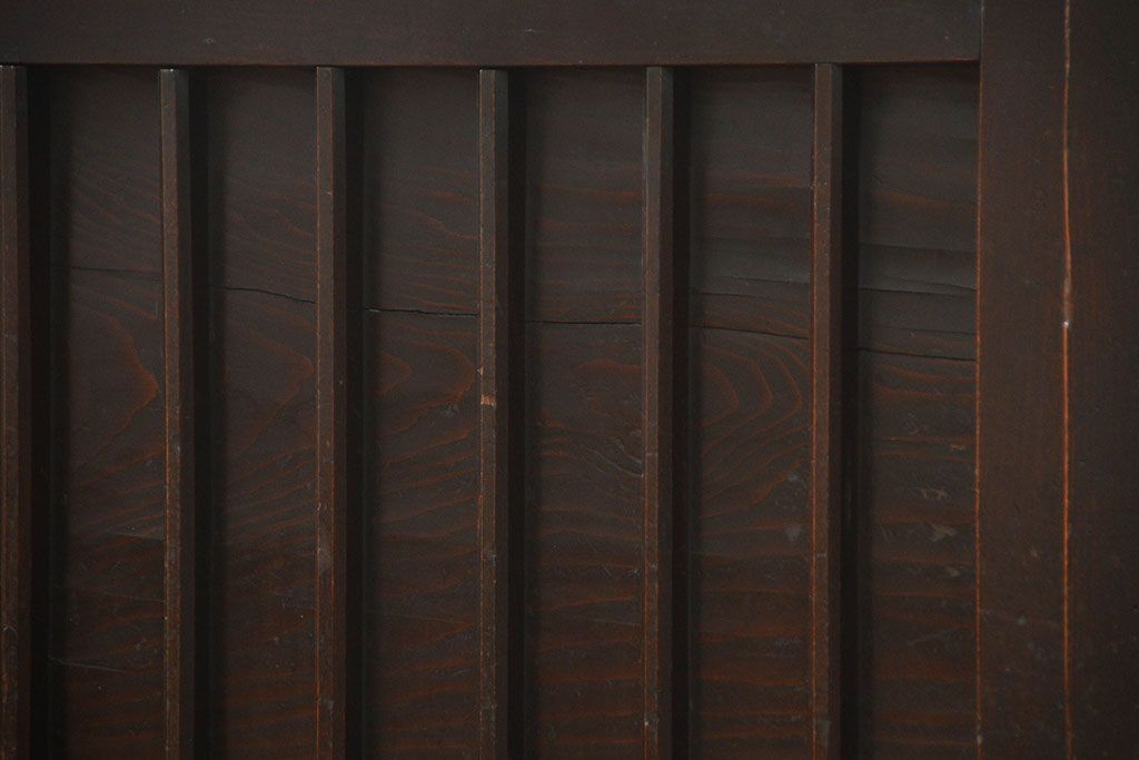 アンティーク家具　古民具・骨董 縦桟引き戸の背の低い薄型収納箪笥(水屋箪笥、ローボード、テレビ台、キャビネット、収納棚)