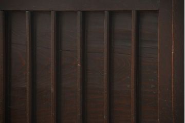 アンティーク家具　古民具・骨董 縦桟引き戸の背の低い薄型収納箪笥(水屋箪笥、ローボード、テレビ台、キャビネット、収納棚)