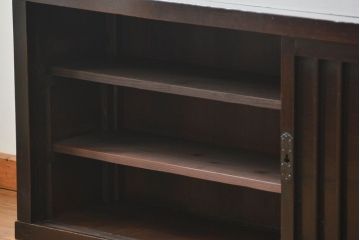アンティーク家具　古民具・骨董 縦桟引き戸の背の低い薄型収納箪笥(水屋箪笥、ローボード、テレビ台、キャビネット、収納棚)