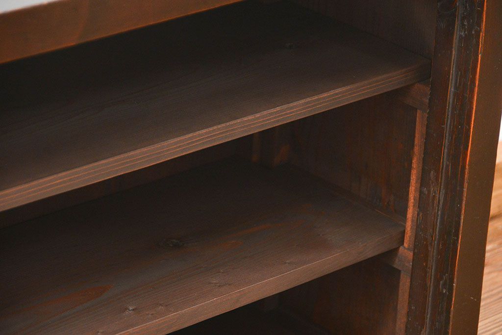 アンティーク家具　古民具・骨董 縦桟引き戸の背の低い薄型収納箪笥(水屋箪笥、ローボード、テレビ台、キャビネット、収納棚)