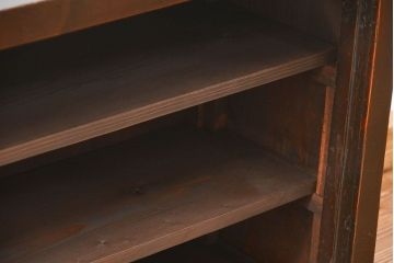 アンティーク家具　古民具・骨董 縦桟引き戸の背の低い薄型収納箪笥(水屋箪笥、ローボード、テレビ台、キャビネット、収納棚)