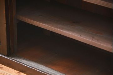 アンティーク家具　古民具・骨董 縦桟引き戸の背の低い薄型収納箪笥(水屋箪笥、ローボード、テレビ台、キャビネット、収納棚)
