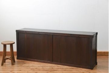 アンティーク家具　古民具・骨董 縦桟引き戸の背の低い薄型収納箪笥(水屋箪笥、ローボード、テレビ台、キャビネット、収納棚)