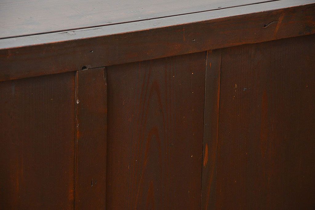 アンティーク家具　古民具・骨董 縦桟引き戸の背の低い薄型収納箪笥(水屋箪笥、ローボード、テレビ台、キャビネット、収納棚)