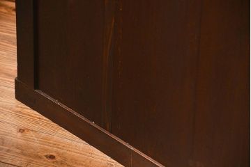 アンティーク家具　古民具・骨董 縦桟引き戸の背の低い薄型収納箪笥(水屋箪笥、ローボード、テレビ台、キャビネット、収納棚)