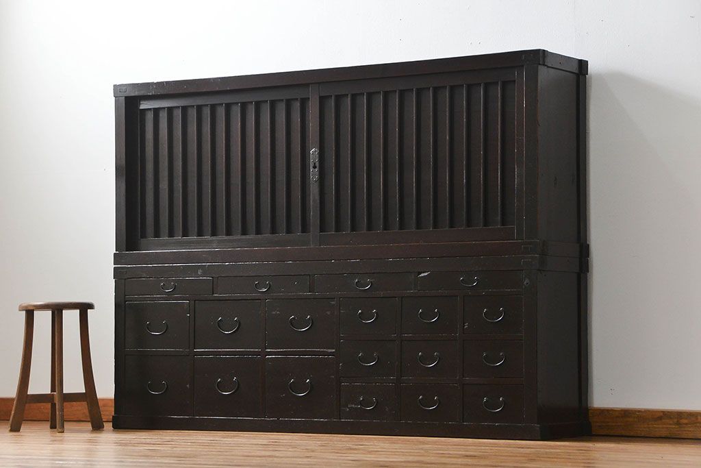 アンティーク家具　古民具・骨董 縦桟引き戸の背の低い薄型収納箪笥(水屋箪笥、ローボード、テレビ台、キャビネット、収納棚)