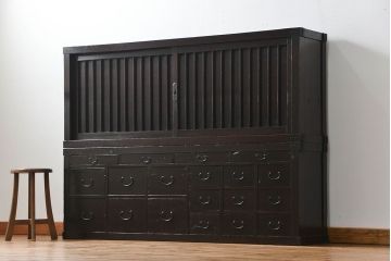 アンティーク家具　古民具・骨董 縦桟引き戸の背の低い薄型収納箪笥(水屋箪笥、ローボード、テレビ台、キャビネット、収納棚)