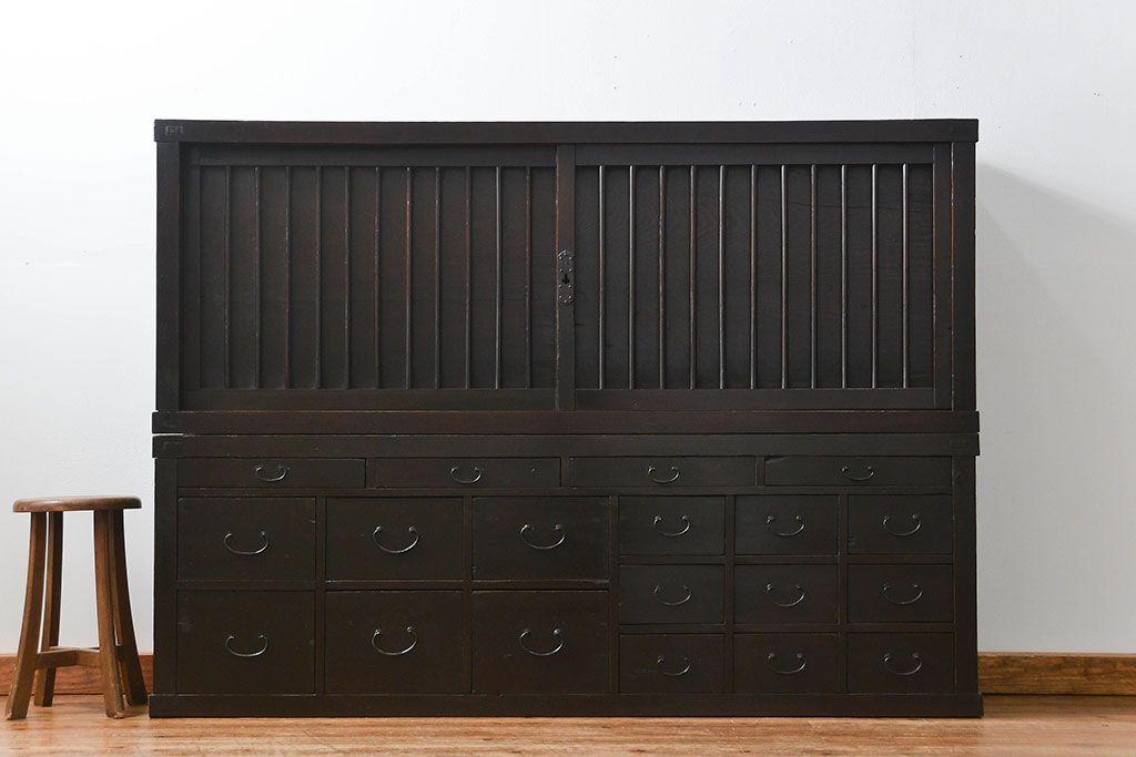 アンティーク家具　古民具・骨董 縦桟引き戸の背の低い薄型収納箪笥(水屋箪笥、ローボード、テレビ台、キャビネット、収納棚)