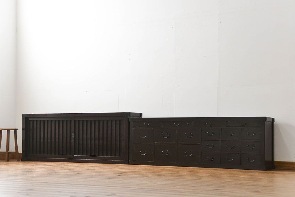 アンティーク家具　古民具・骨董 縦桟引き戸の背の低い薄型収納箪笥(水屋箪笥、ローボード、テレビ台、キャビネット、収納棚)