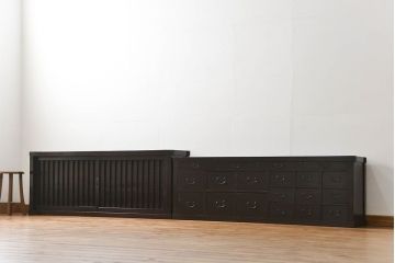 アンティーク家具　古民具・骨董 縦桟引き戸の背の低い薄型収納箪笥(水屋箪笥、ローボード、テレビ台、キャビネット、収納棚)