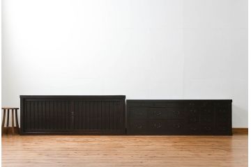 アンティーク家具　古民具・骨董 縦桟引き戸の背の低い薄型収納箪笥(水屋箪笥、ローボード、テレビ台、キャビネット、収納棚)