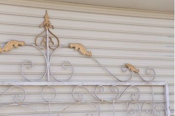 中古　ヨーロッパ風!大きなロートアイアンのガーデンフェンス(1)(洋風フェンス、門扉、鉄柵)