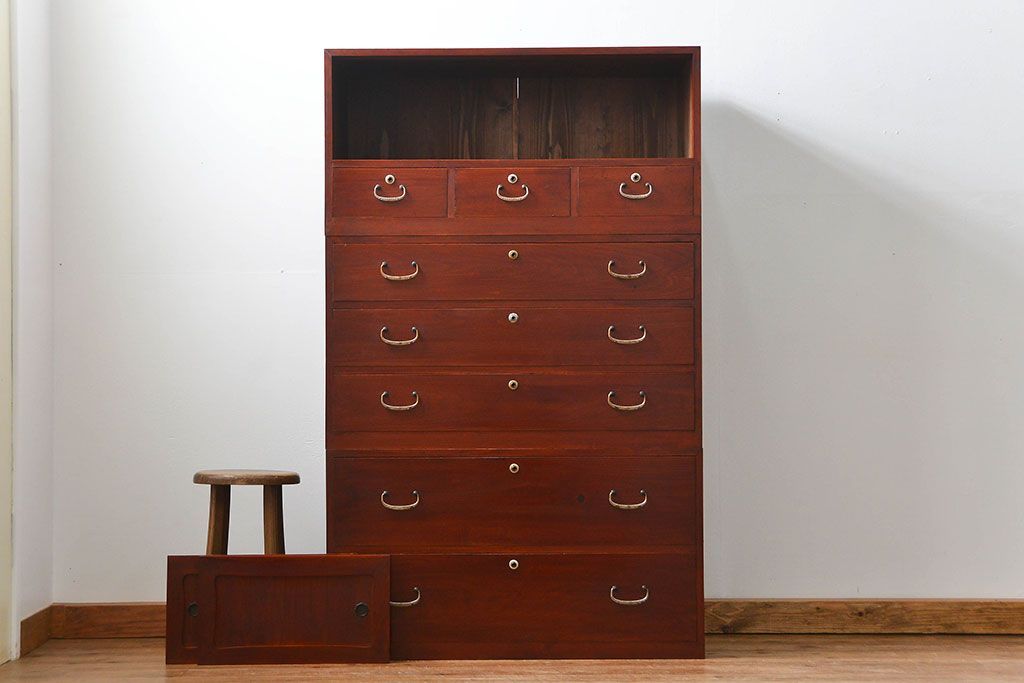 アンティーク家具　アンティーク 古い木のシンプルな三段重ね時代箪笥(チェスト)