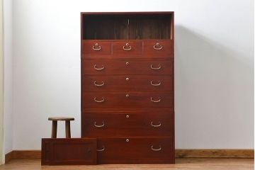 アンティーク家具　アンティーク 古い木のシンプルな三段重ね時代箪笥(チェスト)