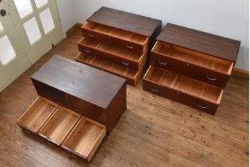 アンティーク家具　アンティーク 古い木のシンプルな三段重ね時代箪笥(チェスト)