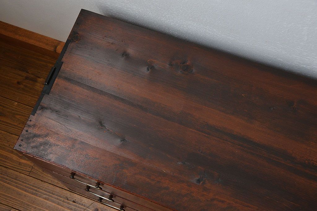 アンティーク家具　アンティーク 古い木のシンプルな三段重ね時代箪笥(チェスト)