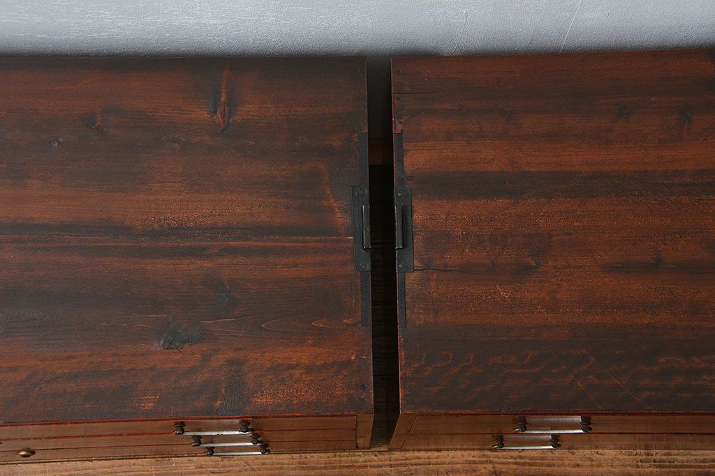 アンティーク家具　アンティーク 古い木のシンプルな三段重ね時代箪笥(チェスト)