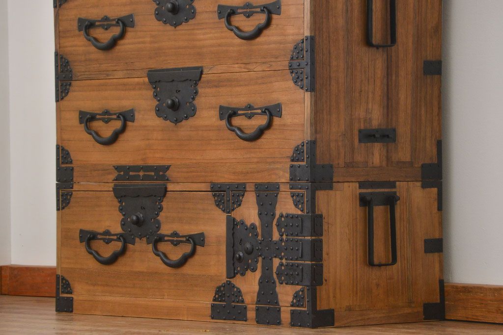 アンティーク家具　古民具・骨董 明治期 極上金具 上手造り 総桐三段重ね時代箪笥(桐箪笥、桐たんす)