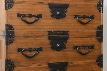 アンティーク家具　古民具・骨董 明治期 極上金具 上手造り 総桐三段重ね時代箪笥(桐箪笥、桐たんす)