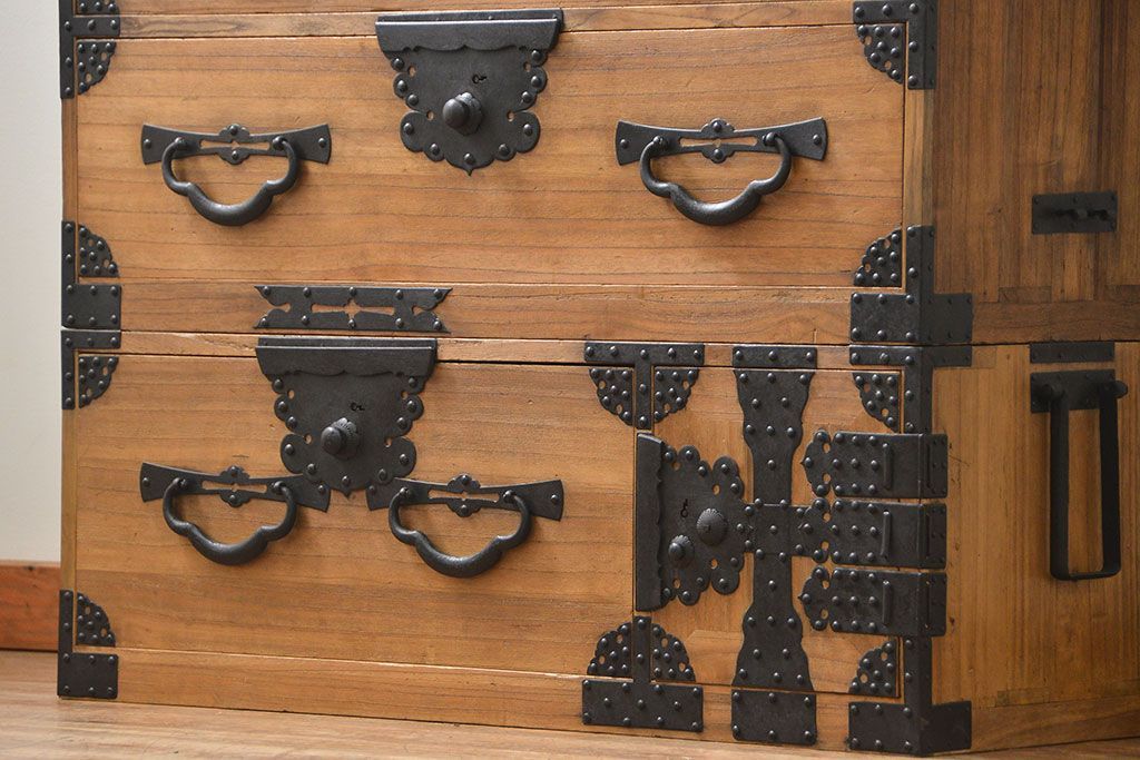 アンティーク家具　古民具・骨董 明治期 極上金具 上手造り 総桐三段重ね時代箪笥(桐箪笥、桐たんす)