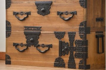 アンティーク家具　古民具・骨董 明治期 極上金具 上手造り 総桐三段重ね時代箪笥(桐箪笥、桐たんす)