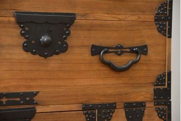 アンティーク家具　古民具・骨董 明治期 極上金具 上手造り 総桐三段重ね時代箪笥(桐箪笥、桐たんす)