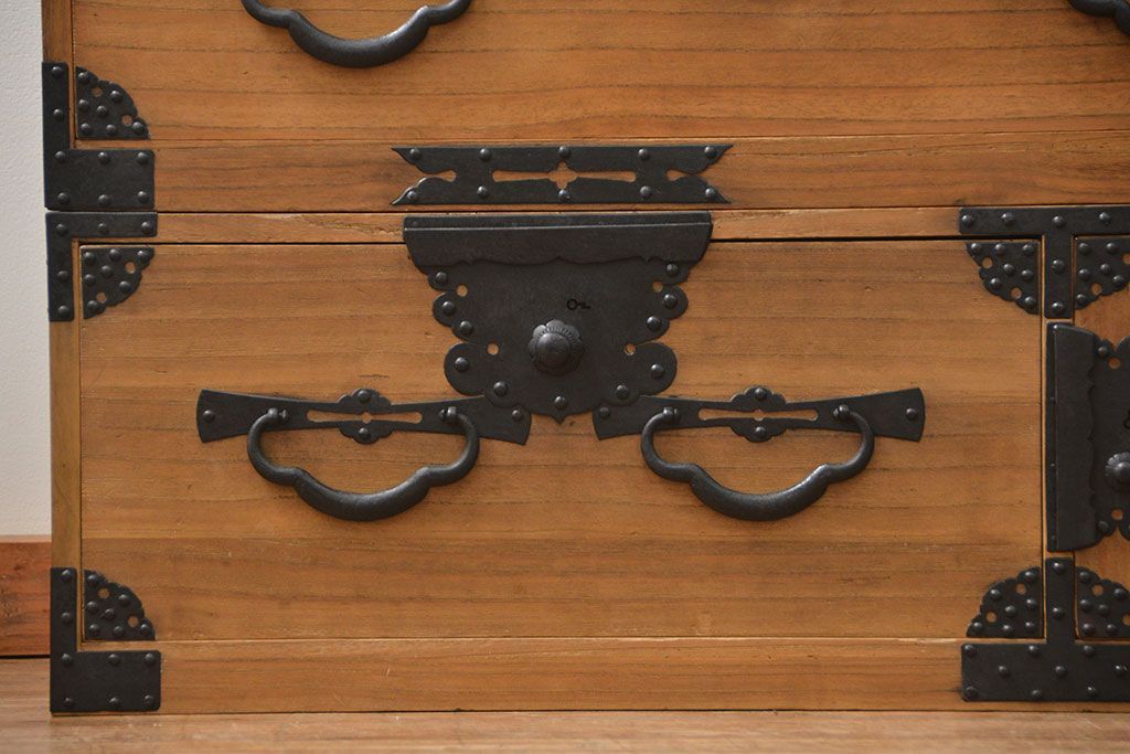 アンティーク家具　古民具・骨董 明治期 極上金具 上手造り 総桐三段重ね時代箪笥(桐箪笥、桐たんす)