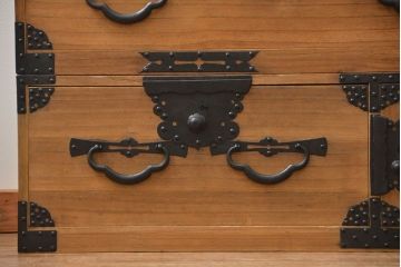 アンティーク家具　古民具・骨董 明治期 極上金具 上手造り 総桐三段重ね時代箪笥(桐箪笥、桐たんす)