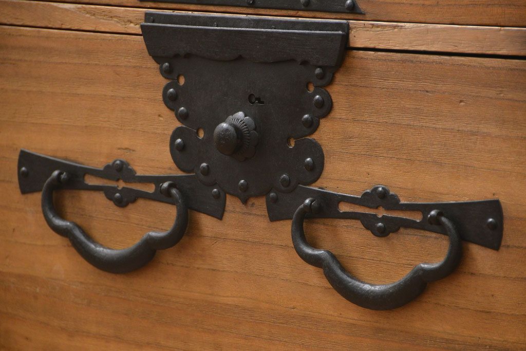 アンティーク家具　古民具・骨董 明治期 極上金具 上手造り 総桐三段重ね時代箪笥(桐箪笥、桐たんす)