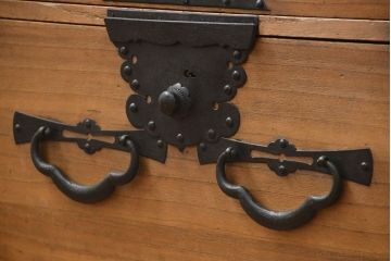 アンティーク家具　古民具・骨董 明治期 極上金具 上手造り 総桐三段重ね時代箪笥(桐箪笥、桐たんす)