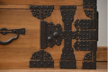 アンティーク家具　古民具・骨董 明治期 極上金具 上手造り 総桐三段重ね時代箪笥(桐箪笥、桐たんす)