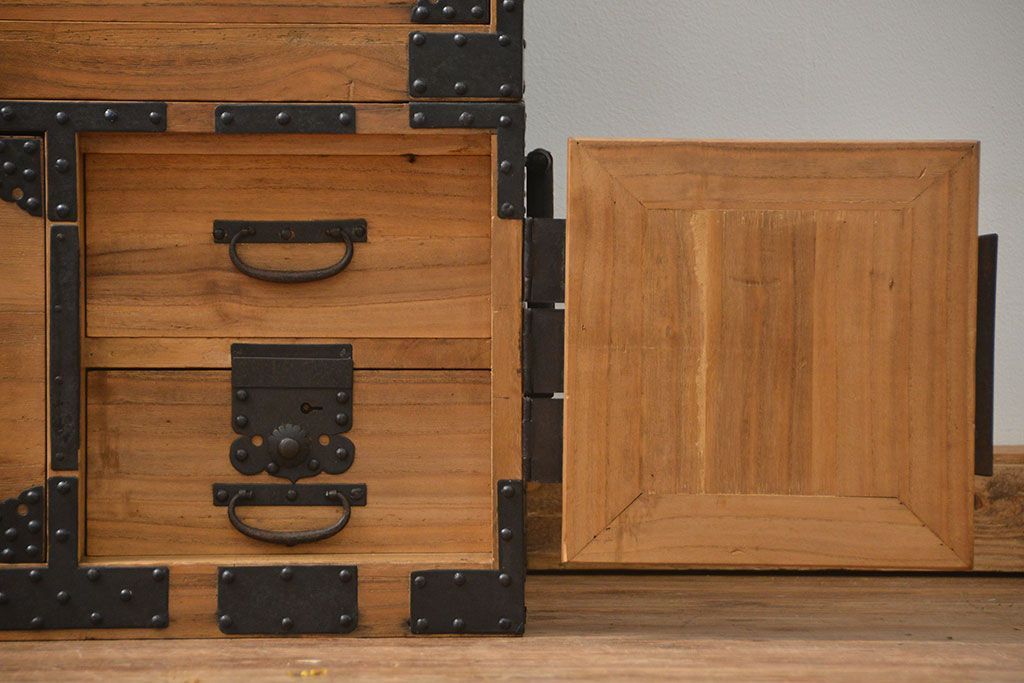 アンティーク家具　古民具・骨董 明治期 極上金具 上手造り 総桐三段重ね時代箪笥(桐箪笥、桐たんす)