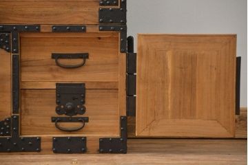 アンティーク家具　古民具・骨董 明治期 極上金具 上手造り 総桐三段重ね時代箪笥(桐箪笥、桐たんす)