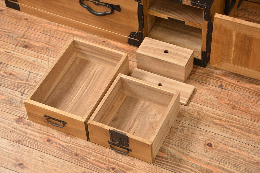 アンティーク家具　古民具・骨董 明治期 極上金具 上手造り 総桐三段重ね時代箪笥(桐箪笥、桐たんす)